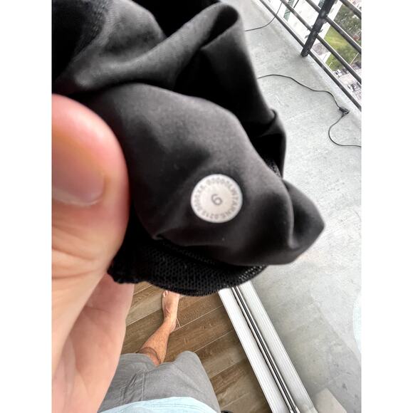 Lululemon On The Fly Short *Woven *2.5" Black Size 6 - Picture 5 of 9